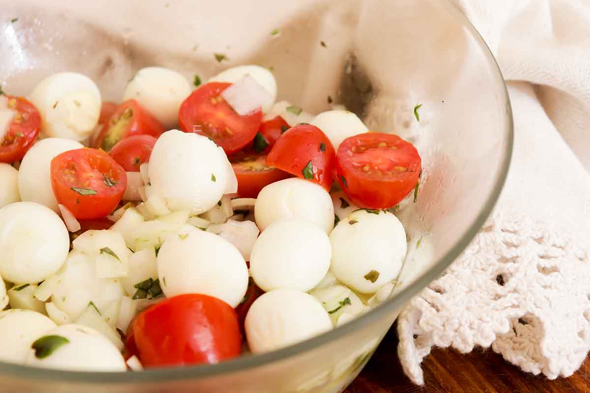 Salada de Ovo de Codorna com Tomate Cereja