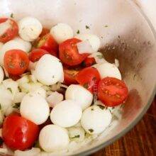 Que tal uma Saladinha de Ovo de Codorna com Tomate Cereja super fácil para refrescar os dias de calor? Vem aprender!
