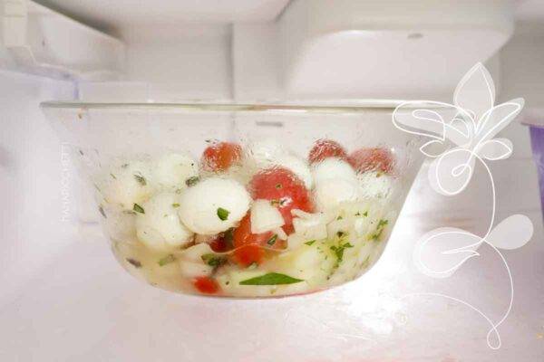 Que tal uma Saladinha de Ovo de Codorna com Tomate Cereja super fácil para refrescar os dias de calor? Vem aprender!