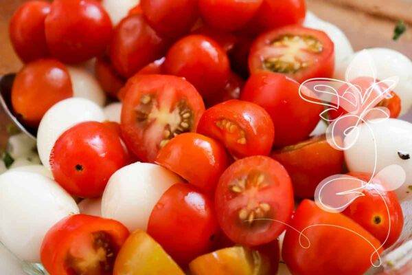Que tal uma Saladinha de Ovo de Codorna com Tomate Cereja super fácil para refrescar os dias de calor? Vem aprender!