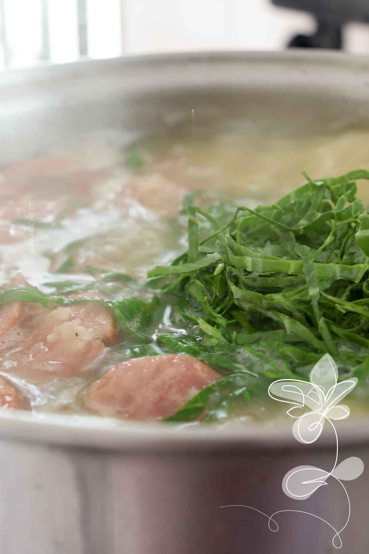 Receita de Caldo Verde com Linguiça - deliciosa sopa para os dias frios.
