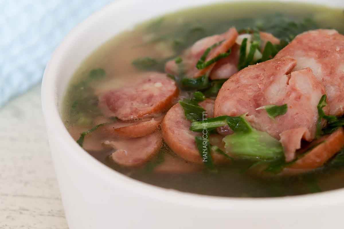 Receita de Caldo Verde com Linguiça - deliciosa sopa para os dias frios.