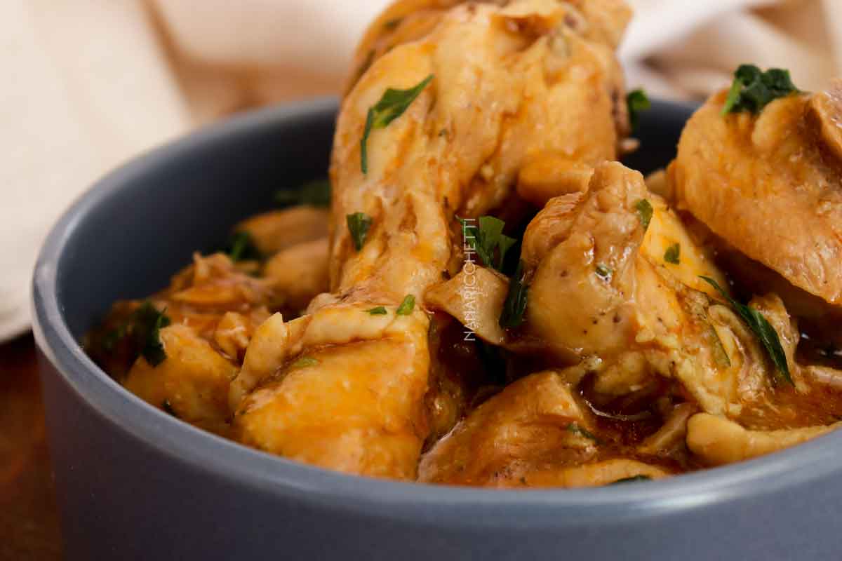 Frango Cozido com Molho de Tomate